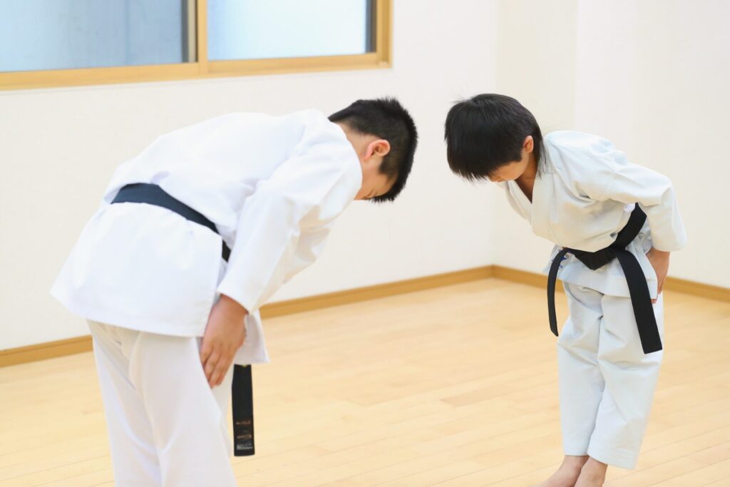 空手でお互いに向かい合って礼をする小学生