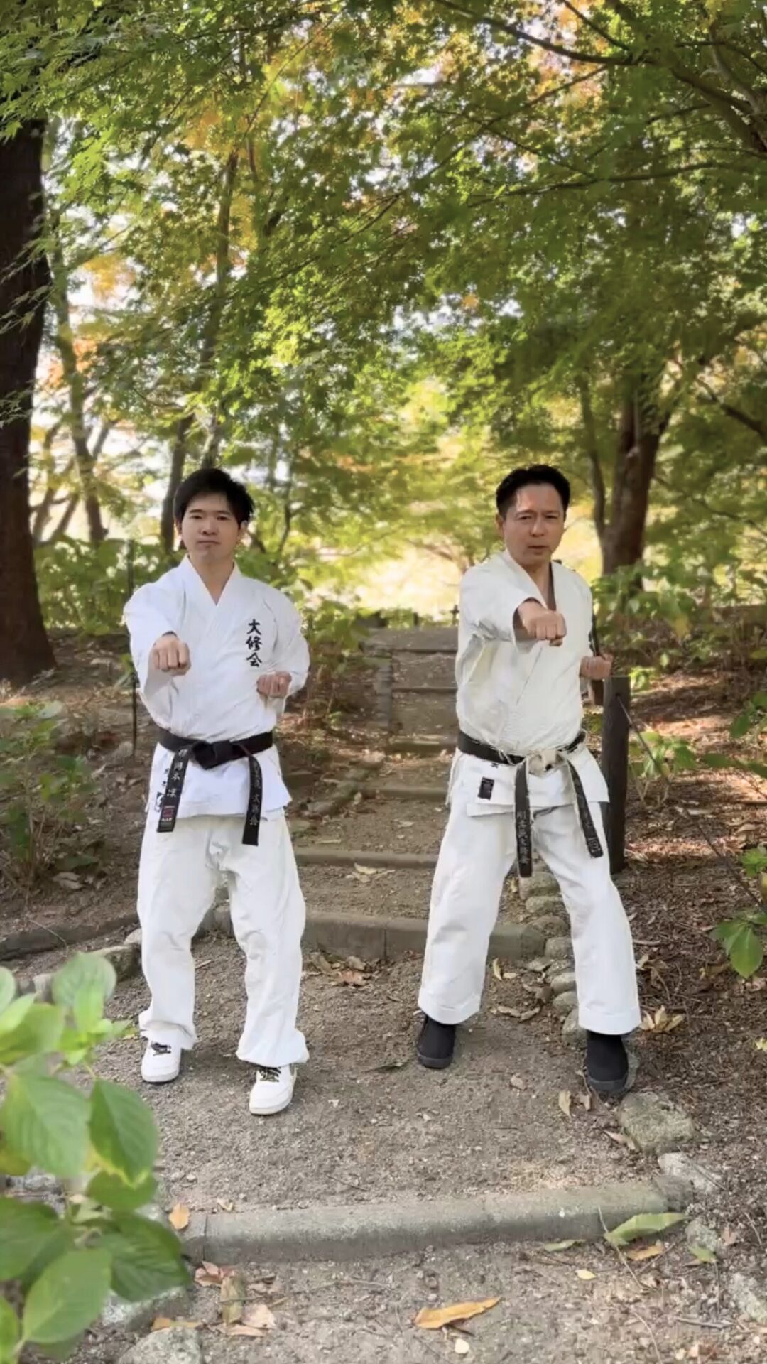 岡本運動教室のおかたく先生（岡本卓也）が空手をしている