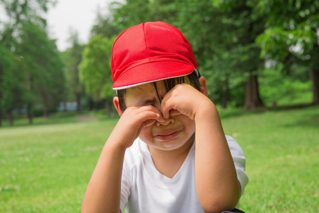 運動が苦手で泣いている小学生の男の子