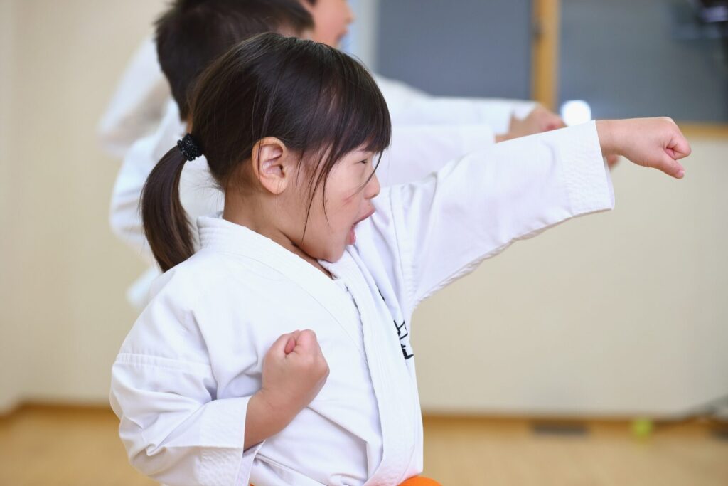 空手の形を練習する小学生の女の子