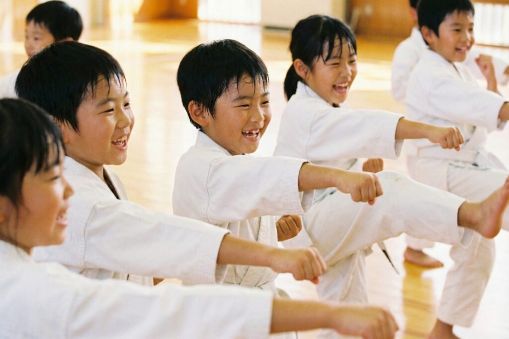 楽しそうに空手を学ぶ小学生達